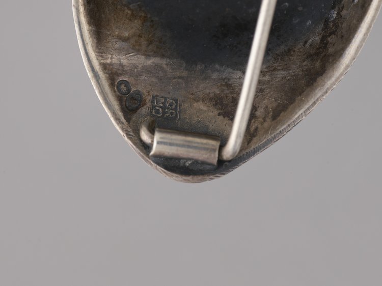 Broszka z połączonych pierścieni