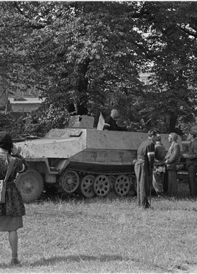 Powstańcy Zgrupowania AK "Krybar" przy zdobytym transporterze