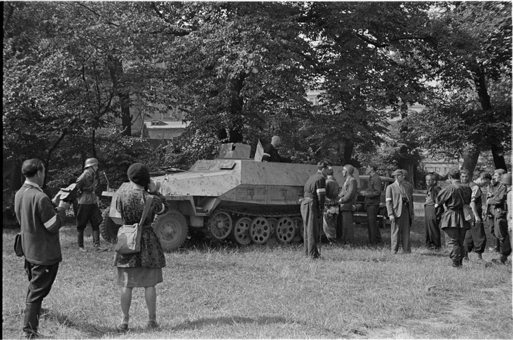 Powstańcy Zgrupowania AK "Krybar" przy zdobytym transporterze