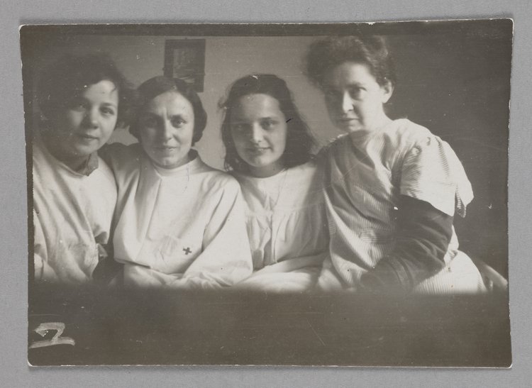 Fotografia przedstawiająca Józefę Dzięcioł, Marię Podwysocką, Marię Znamierowską i Fryderykę Lazarus w Naszym Domu w Pruszkowie