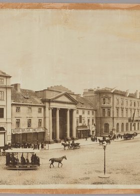 Panorama placu Teatralnego od wylotu ulicy Bielańskiej po gmach Teatru Wielkiego