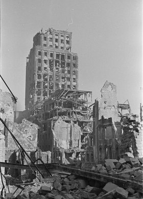 Ruiny zabudowy przy ulicy Świętokrzyskiej i gmach Towarzystwa Ubezpieczeń "Prudential"