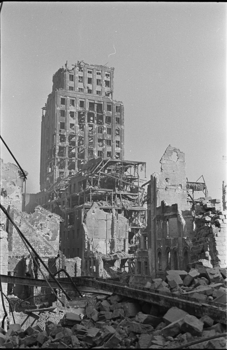 Ruiny zabudowy przy ulicy Świętokrzyskiej i gmach Towarzystwa Ubezpieczeń "Prudential"