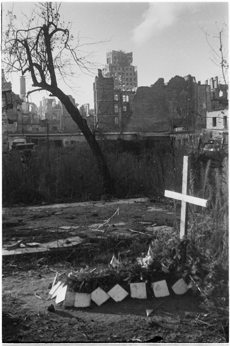 Grób powstańczy w ogrodzie na tyłach kamienicy Mikulskiego przy ulicy Nowy Świat 53