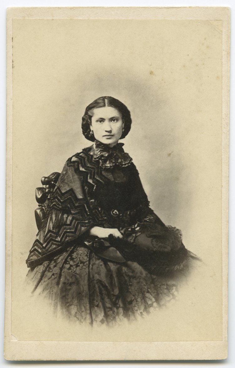 Portret kobiety w stroju z okresu żałoby narodowej