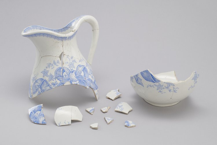 Dzban fajansowy, tzw. kąpielowy