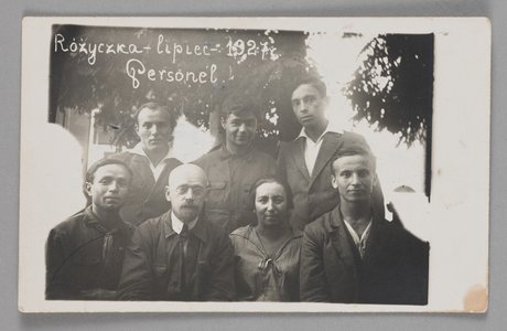 Fotografia przedstawiająca Janusza Korczaka (Henryka Goldszmita) z personelem filii Domu Sierot Różyczka (Gocławek)