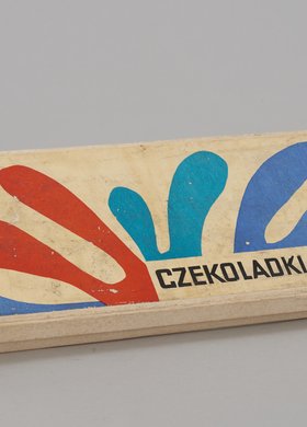 Pudełko po czekoladkach ZPC 22 Lipca d. E. Wedel z abstrakcyjną ilustracją
