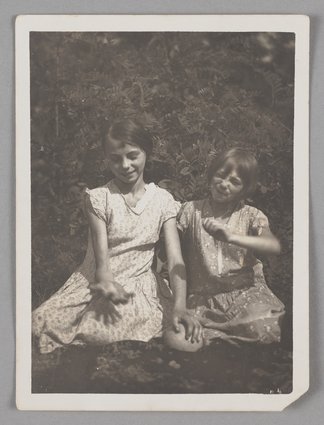 Fotografia przedstawiająca Stefcię i Felę Łukjanówny w ogrodzie Naszego Domu