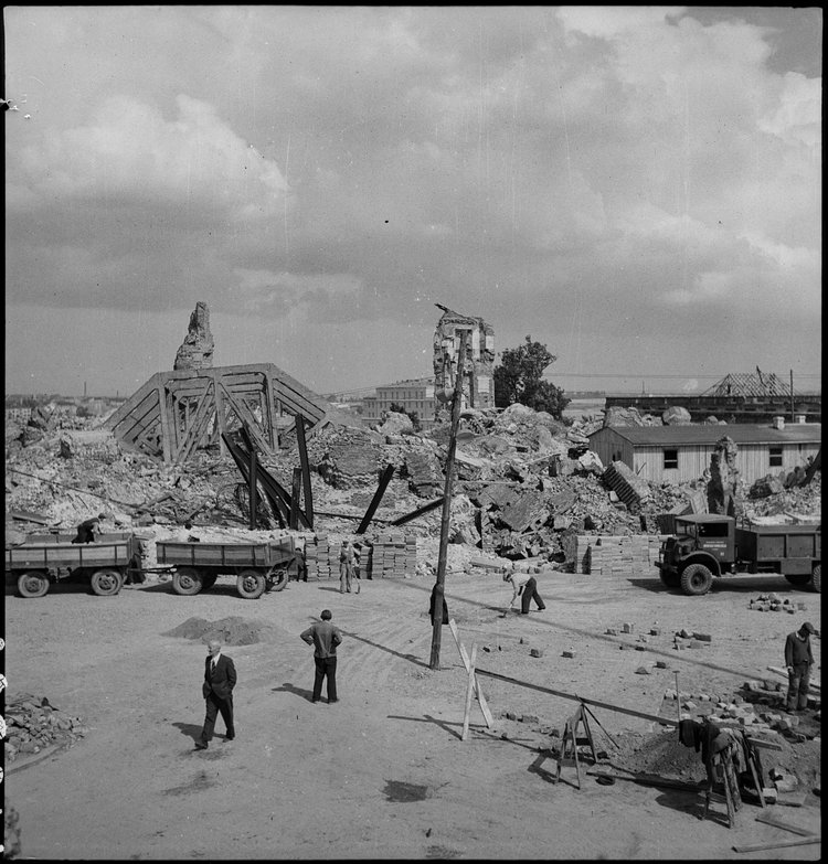 Plac Zamkowy, przygotowania do ustawienia kolumny króla Zygmunta III Wazy