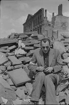 Portret fotoreportera Sylwestra Brauna ps. Kris na tle ruin