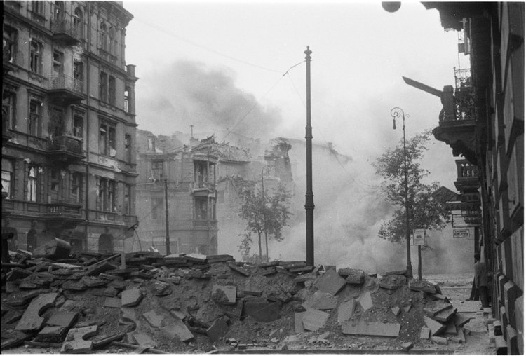 Wybuch pocisków na ulicy Marszałkowskiej