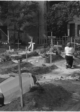 Cmentarz powstańczy w ogrodzie przy Mazowieckiej 9