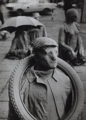 Fragment instalacji "Przejście" Jerzego Kaliny u zbiegu ulic Mazowieckiej i Świętokrzyskiej