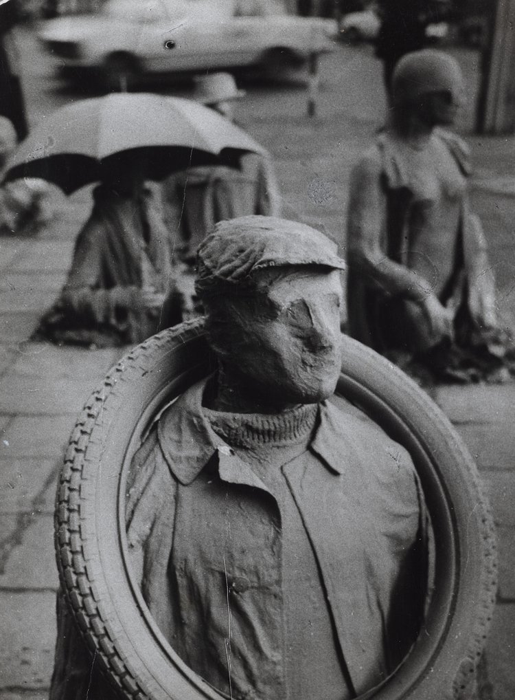 Fragment instalacji "Przejście" Jerzego Kaliny u zbiegu ulic Mazowieckiej i Świętokrzyskiej