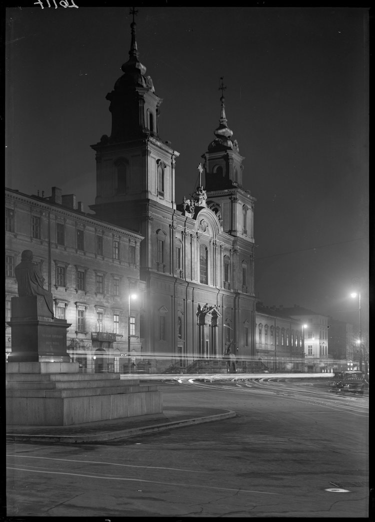 Kościół św. Krzyża przy Krakowskim Przedmieściu w nocnym oświetleniu