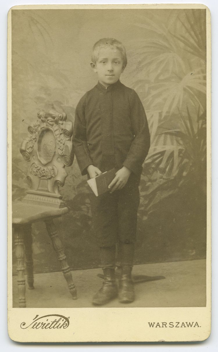 Portret nieznanego chłopca z książką