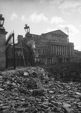 Widok z dziedzińca zniszczonego pałacu Blanka na gmach Teatru Wielkiego