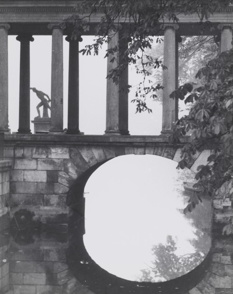 Most z kolumnadą, łączący Pałac na Wyspie z prawym brzegiem stawu