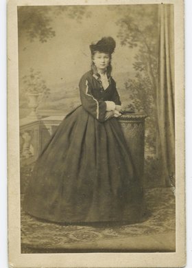 Portret kobiety w stroju z okresu żałoby narodowej