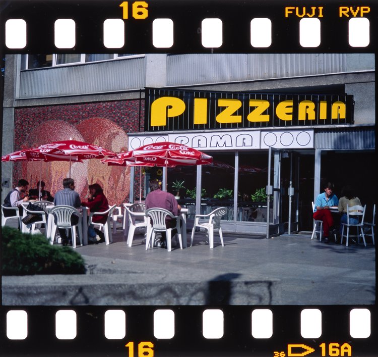 Ogródek uliczny przed pizzerią Parma przy ulicy Zgoda