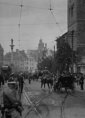 Ostatnie pułki rosyjskie opuszczające miasto