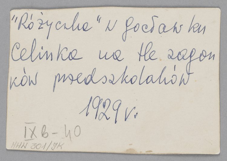 Fotografia przedstawiająca ogród przedszkolaków w Różyczce, filii Domu Sierot (Gocławek)