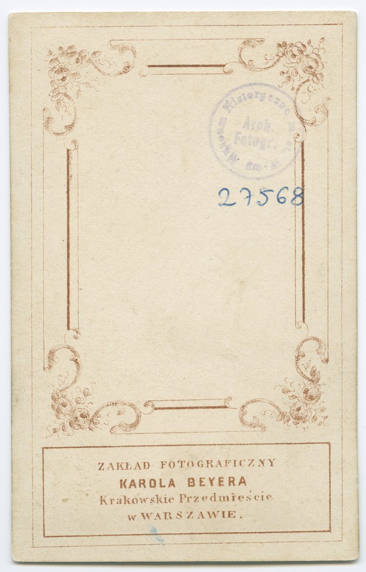 Portret kobiety w stroju z okresu żałoby narodowej