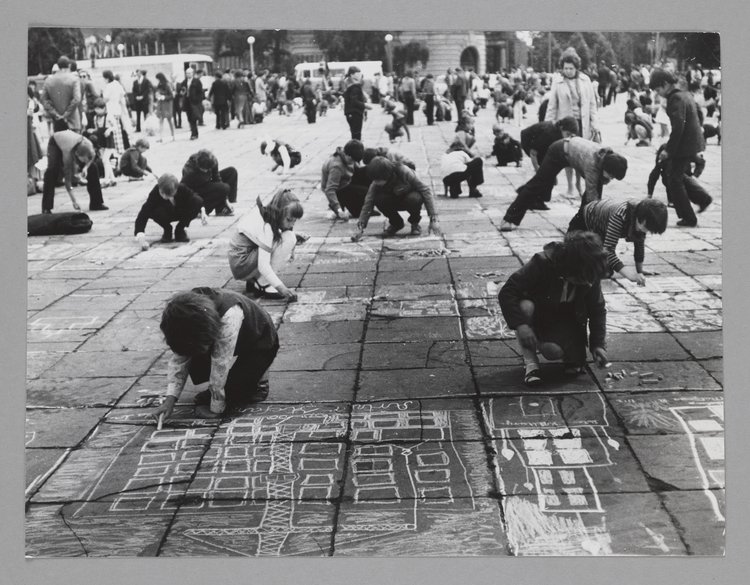 Outdoor event for children in Zwycięstwa [Victory] Square (currently Piłsudski Square)
