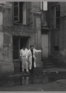 Dwaj mężczyźni na podwórzu kamienicy przy ulicy Środkowej 12