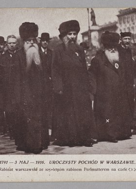 Uczestnicy pochodu zorganizowanego w rocznicę uchwalenia Konstytucji 3 Maja