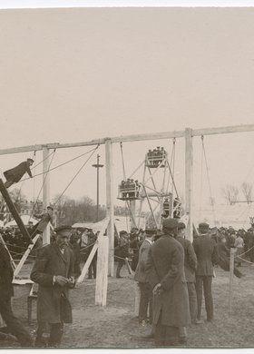 Zabawy ludowe na Polu Mokotowskim podczas świąt wielkanocnych