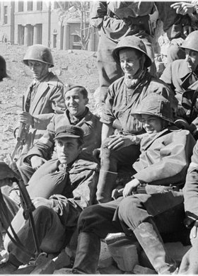 Powstańcy w ruinach Poczty Głównej