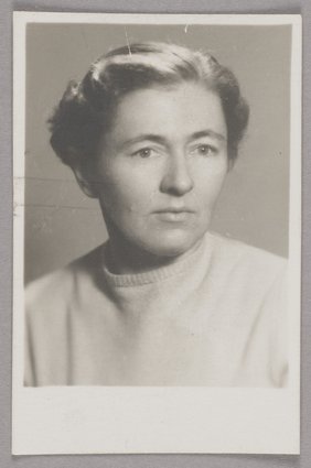 Fotografia legitymacyjna Aliny Scholtz