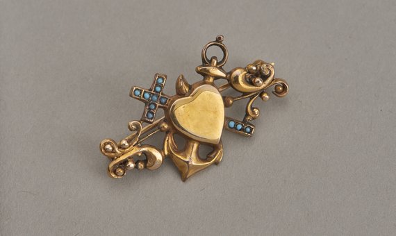 Broszka z symbolami wiary, nadziei i miłości