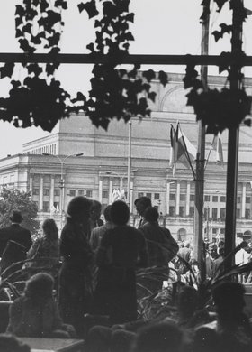 Widok z hotelu Victoria na plac Zwycięstwa (ob. Józefa Piłsudskiego) podczas uroczystości pogrzebowych prymasa Stefana Wyszyńskiego