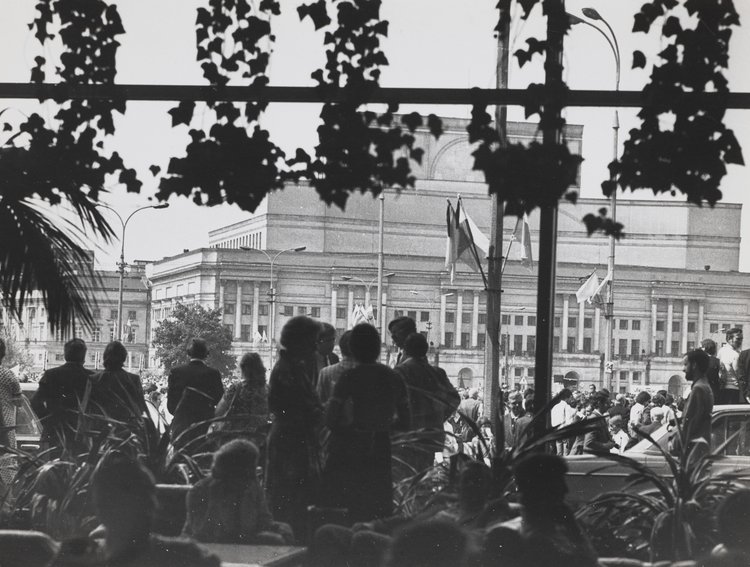 Widok z hotelu Victoria na plac Zwycięstwa (ob. Józefa Piłsudskiego) podczas uroczystości pogrzebowych prymasa Stefana Wyszyńskiego