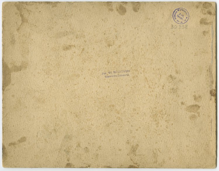 Portret dwóch młodych kobiet w ogrodzie na Woli