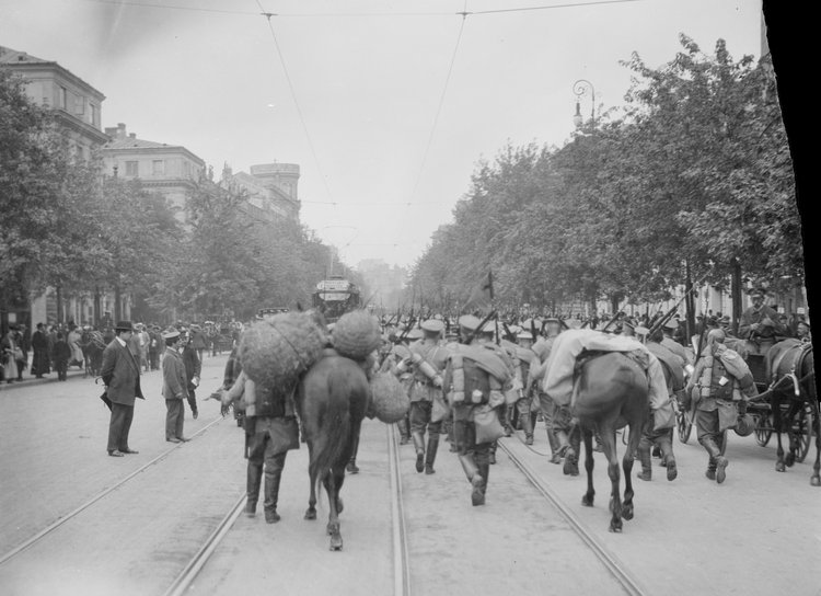 Pułk litewski armii carskiej opuszczający Warszawę