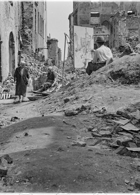 Malarz przy pracy wśród ruin ulicy Nowomiejskiej