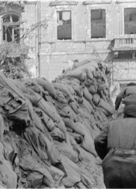 Powstańcy przechodzący przekopem przez Aleje Jerozolimskie