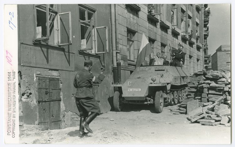 Powstańcy w zdobytym transporterze na ulicy Mikołaja Kopernika