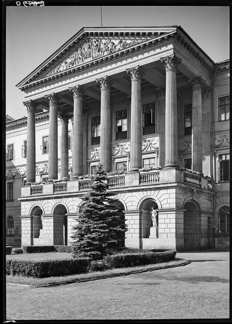 Portyk kolumnowy pałacu Komisji Rządowej Przychodów i Skarbu