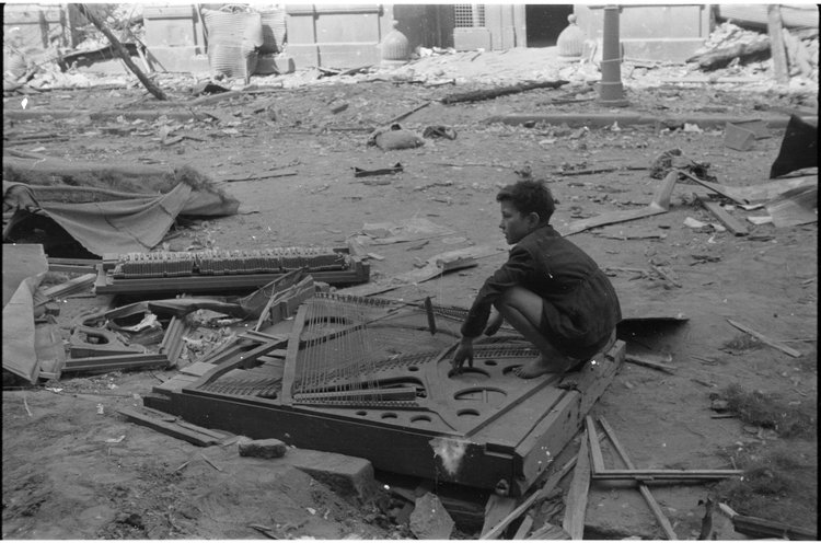 Chłopiec na roztrzaskanym fortepianie