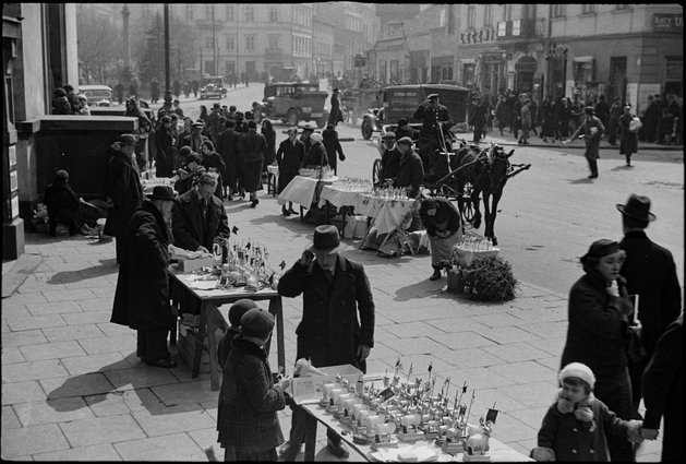 Wielki Tydzień na placu Trzech Krzyży, stragany przy kościele św. Aleksandra