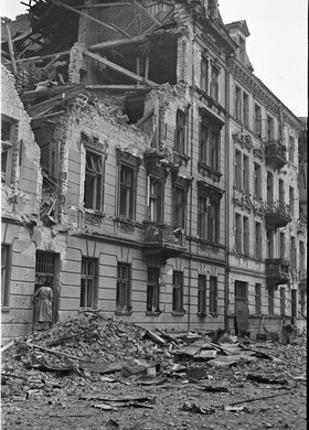 Zniszczone kamienice przy ulicy Pańskiej 13a i 13