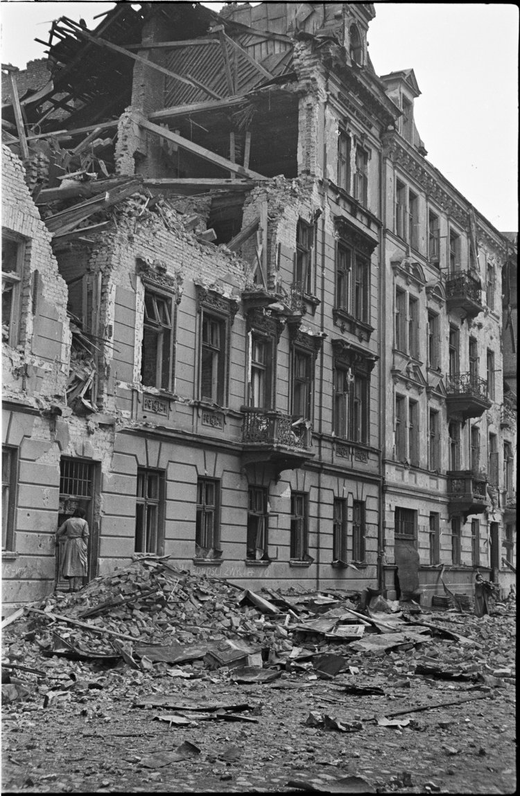 Zniszczone kamienice przy ulicy Pańskiej 13a i 13