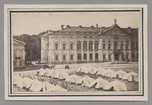 Namioty wojsk carskich na placu przed pałacem Krasińskich, rozstawione po wprowadzeniu stanu wojennego
