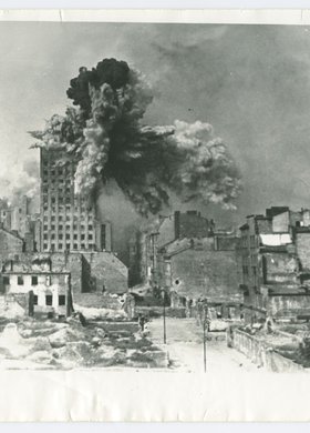 Powstanie warszawskie. Wybuch pocisku na gmachu Prudentialu