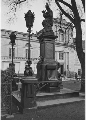 Figura Matki Boskiej Passawskiej przy Krakowskim Przedmieściu